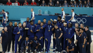 A equipe dos Estados Unidos comemora a medalha de ouro no basquete masculino