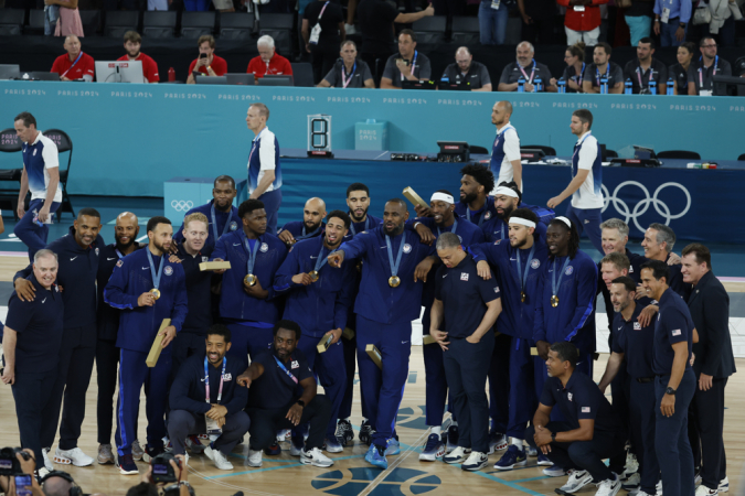 A equipe dos Estados Unidos comemora a medalha de ouro no basquete masculino