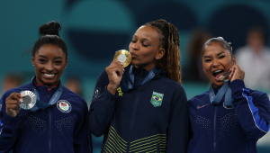 A ginasta brasileira Rebeca Andrade (c), ouro; e as americanas Simone Biles (e), prata, e Jordan Chiles (d), bronze, posam durante a cerimônia de entrega de medalhas da final de solo feminino de ginástica artística