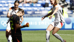 LYON, 09/08/2024.- A goleira alemã Ann-Katrin Berger comemora pênalti contra a Espanha durante a partida pela medalha de bronze dos Jogos Olímpicos de Paris 2024 contra a Alemanha, nesta sexta-feira, no Estádio de Lyon. EFE/Miguel Toña