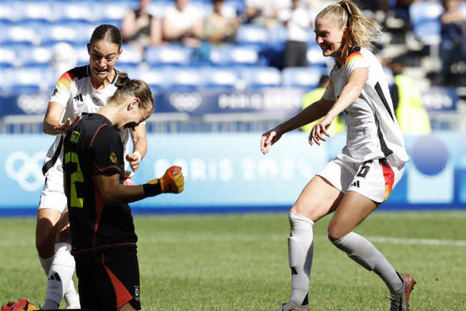 LYON, 09/08/2024.- A goleira alemã Ann-Katrin Berger comemora pênalti contra a Espanha durante a partida pela medalha de bronze dos Jogos Olímpicos de Paris 2024 contra a Alemanha, nesta sexta-feira, no Estádio de Lyon. EFE/Miguel Toña