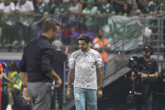 SP - LIBERTADORES/PALMEIRAS X BOTAFOGO - ESPORTES - O técnico Abel Ferreira, do Palmeiras, na partida de volta entre Palmeiras e Botafogo válida pelas oitavas de final da Copa Libertadores 2024, no Allianz Parque, em São Paulo, na noite desta quarta-feira (21).