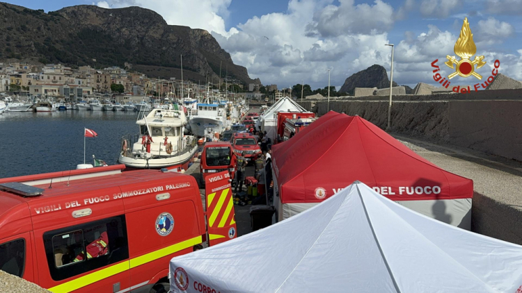 ‘Foi traumático’, diz capitão que resgatou 15 pessoas após naufrágio de iate na Itália