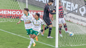 Luighi (c), do Palmeiras, comemora seu gol marcado com o Flamengo em partida válida pela 22ª rodada do Campeonato Brasileiro