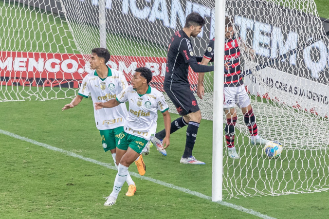 Luighi (c), do Palmeiras, comemora seu gol marcado com o Flamengo em partida válida pela 22ª rodada do Campeonato Brasileiro