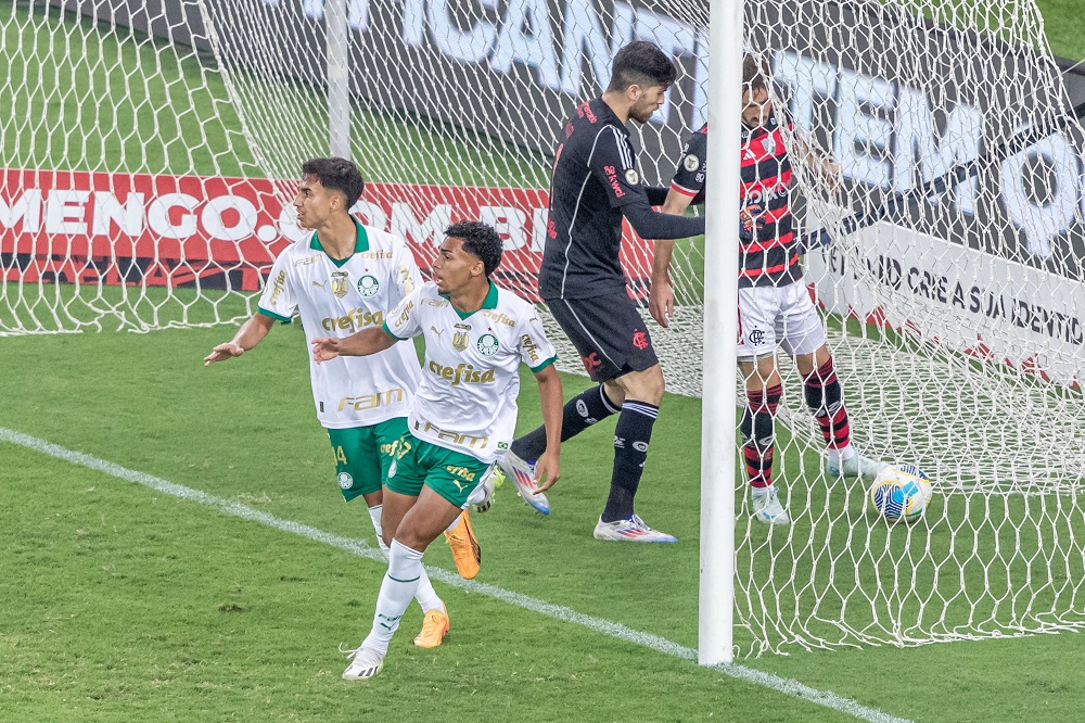 Jovem de 18 anos salva Palmeiras da derrota contra o Flamengo no Maracanã