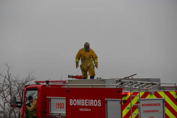 SP - CLIMA/SP/SÃO CARLOS/INCÊNDIOS - GERAL - Bombeiros combatem incêndio florestal que se alastra pela região do município São Carlos, e também de Araraquara, no interior paulista, na tarde deste sábado (24).