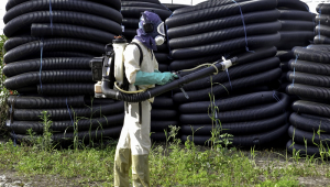 Agente da Prefeitura de São José dos Campos (SP) aplica inseticida de baixa toxicidade para eliminar o mosquito transmissor da dengue em galpão de materiais hidráulicos na zona central da cidade