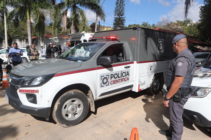 Movimentação de viaturas do IML em frente ao condomínio Recanto Florido na cidade de Vinhedo