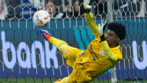 Hugo Souza defende o pênalti que classificou o Corinthians para as semifinais da Sul-Americana