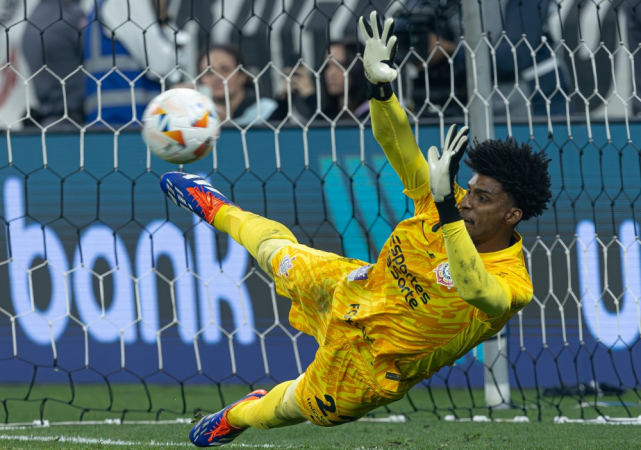 Hugo Souza defende o pênalti que classificou o Corinthians para as semifinais da Sul-Americana