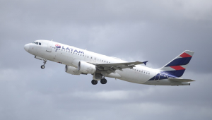 Aeronave da empresa Latam no pátio do Aeroporto Internacional Gilberto Freyre em Recife (PE),