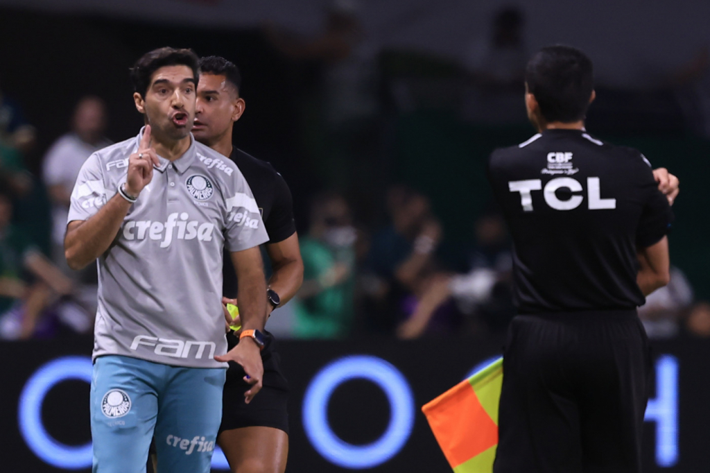 Abel Ferreira explica expulsão por gesto obsceno e se defende: ‘Não há intenção de ofender’