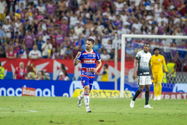 Corinthians perde do Fortaleza, o novo líder do Brasileirão, e fica na zona de rebaixamento