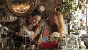 Jenny Slate (à esq) e Blake Lively são melhores amigas em "É Assim Que Acaba"