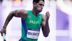 2024.08.08- Jogos Olímpicos Paris 2024 - Atletismo - 4x100 rasos masculino - Time Brasil na disputa das eliminatórias. Na imagem o atleta Gabriel dos Santos