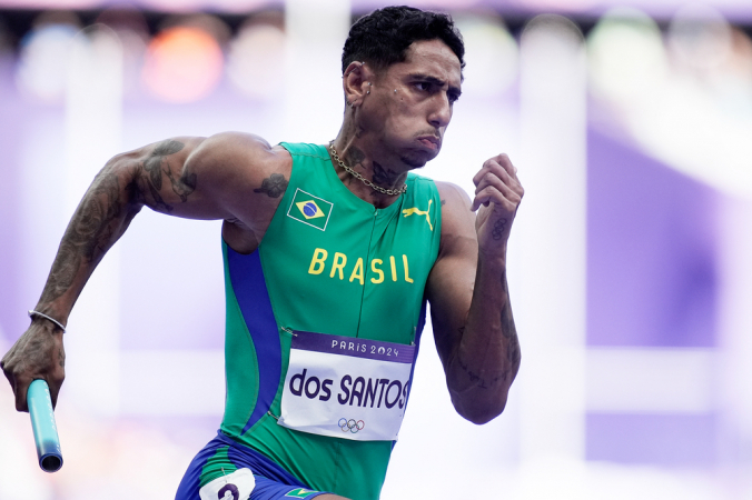 2024.08.08- Jogos Olímpicos Paris 2024 - Atletismo - 4x100 rasos masculino - Time Brasil na disputa das eliminatórias. Na imagem o atleta Gabriel dos Santos