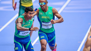 2024.08.09 - Jogos Olímpicos Paris 2024 - Atletismo - Revezamento masculino 4x 400m rasos na disputa das classificatórias. Na imagem os atletas Matheus Lima e Douglas Mendes. - Foto: Wander Roberto/COB