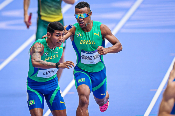 2024.08.09 - Jogos Olímpicos Paris 2024 - Atletismo - Revezamento masculino 4x 400m rasos na disputa das classificatórias. Na imagem os atletas Matheus Lima e Douglas Mendes. - Foto: Wander Roberto/COB