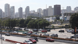 Tráfego de veículos na Avenida 23 de Maio, na altura do Parque do Ibirapuera, na zona sul de São Paulo