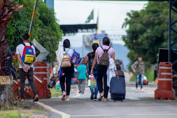 Centenas de venezuelanos entram no Brasil após resultado das eleições no país vizinho