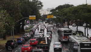 Trânsito intenso na Avenida Washington Luiz, próximo ao Aeroporto de Congonhas, na zona sul da capital paulista