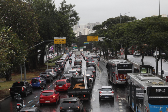 Trânsito intenso na Avenida Washington Luiz, próximo ao Aeroporto de Congonhas, na zona sul da capital paulista