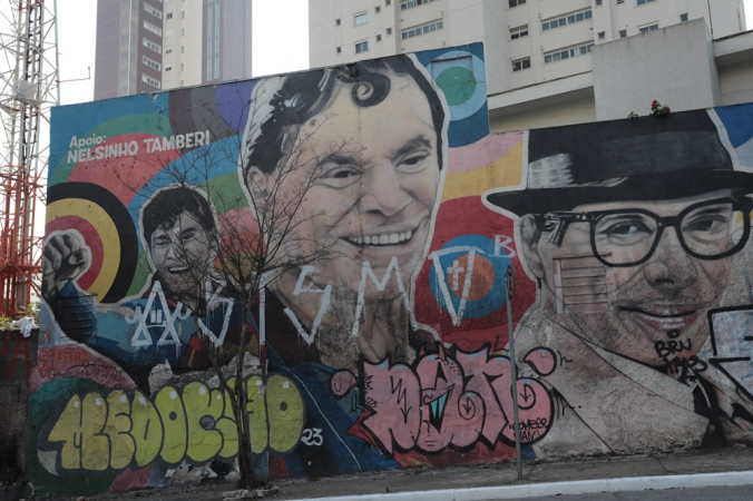 Mural na zona sul de São Paulo homenageia o apresentador Silvio Santos, caracterizado como vários personagens do cinema