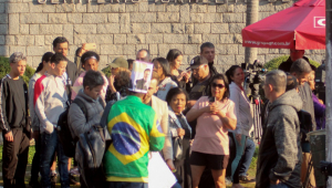 Movimento de fãs em frente ao Cemitério Israelita do Butantã, na zona oeste de São Paulo, onde foi sepultado o corpo do apresentador Silvio Santos