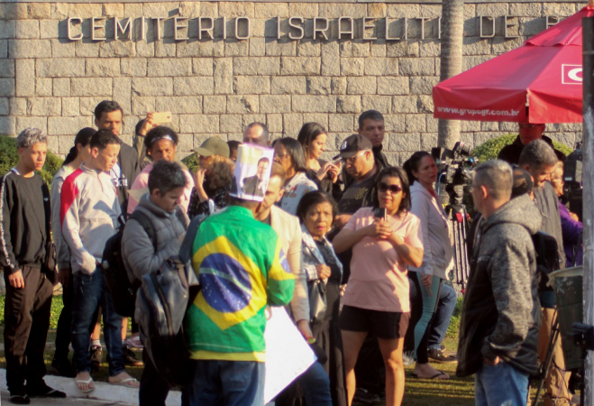 Movimento de fãs em frente ao Cemitério Israelita do Butantã, na zona oeste de São Paulo, onde foi sepultado o corpo do apresentador Silvio Santos