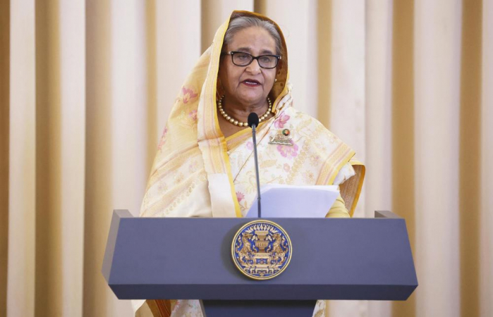 Bangkok (Tailândia), 26/04/2024.- (ARQUIVO) A primeira-ministra de Bangladesh, Sheikh Hasina, faz uma declaração conjunta na Casa do Governo em Bangkok, Tailândia, 26 de abril de 2024 (reeditada em 5 de agosto de 2024). As autoridades de Dhaka impuseram um novo toque de recolher a partir das 18h00. hora local em 04 de agosto. À medida que o número de vítimas aumentava e a aplicação da lei lutava para conter os distúrbios, o governo do Bangladesh, em 20 de julho de 2024, impôs um recolher obrigatório inicial a nível nacional e enviou forças militares após o início da violência em Dhaka e noutras regiões, na sequência de protestos liderados por estudantes que exigiam reformas na quota de emprego do governo. sistema. (Protestas, Tailândia) EFE/EPA/NARONG SANGNAK