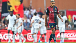 O atacante brasileiro do Genoa, Junior Messias, reage durante a partida da Série A i