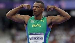 Saint-denis (França), 08/03/2024.- O brasileiro José Fernando Ferreira Santana posa após tentativa de lançamento de dardo da prova de decatlo das competições de atletismo dos Jogos Olímpicos Paris 2024, no estádio Stade de France em Saint Denis, França, 3 de agosto de 2024. (Decatlón, Brasil, França) EFE/EPA/YOAN VALAT