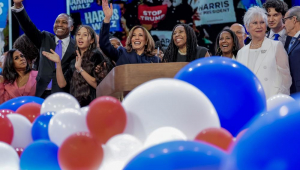 A candidata presidencial democrata e vice-presidente dos EUA, Kamala Harris (C), acena no palco com membros da família após seu discurso durante a última noite da Convenção Nacional Democrata