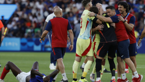 PARIS, 09/08/2024.- Os jogadores espanhóis comemoram a vitória contra a França ao final da prorrogação da partida pela medalha de ouro dos Jogos Olímpicos Paris 2024, que França e Espanha disputarão nesta sexta-feira no Parc des Princes, em Paris. EFE/ JUANJO MARTIN