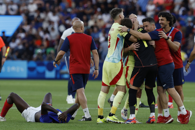 PARIS, 09/08/2024.- Os jogadores espanhóis comemoram a vitória contra a França ao final da prorrogação da partida pela medalha de ouro dos Jogos Olímpicos Paris 2024, que França e Espanha disputarão nesta sexta-feira no Parc des Princes, em Paris. EFE/ JUANJO MARTIN