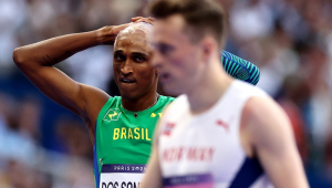 Saint-denis (França), 08/07/2024.- Alison dos Santos (E) do Brasil olha para Karsten Warholm da Noruega após sua participação nas semifinais dos 400m com barreiras masculino das competições de atletismo dos Jogos Olímpicos de Paris 2024, no Estádio Stade de France em Saint Denis, França, 07 de agosto de 2024. (400 metros, 400 metros vallas, Brasil, Francia, Noruega) EFE/EPA/ANNA SZILAGYI