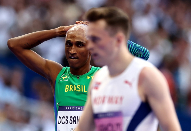 Saint-denis (França), 08/07/2024.- Alison dos Santos (E) do Brasil olha para Karsten Warholm da Noruega após sua participação nas semifinais dos 400m com barreiras masculino das competições de atletismo dos Jogos Olímpicos de Paris 2024, no Estádio Stade de France em Saint Denis, França, 07 de agosto de 2024. (400 metros, 400 metros vallas, Brasil, Francia, Noruega) EFE/EPA/ANNA SZILAGYI