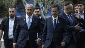 O primeiro-ministro israelense Benjamin Netanyahu (CL) caminha ao lado do presidente Isaac Herzog (CR)