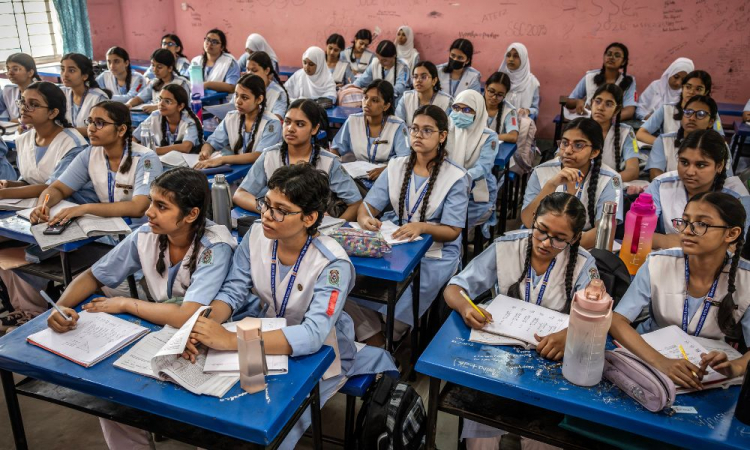 Universidades de Bangladesh reabrem após terem sido fechadas há um mês devido à dura repressão aos protestos estudantis