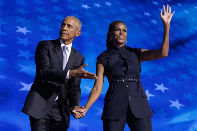 Chicago (Estados Unidos), 20/08/2024.- O ex-presidente dos EUA Barack Obama (E) cumprimenta a ex-primeira-dama dos EUA Michelle Obama (R) no palco antes de fazer comentários durante a segunda noite da Convenção Nacional Democrata (DNC) no United Center em Chicago, Illinois, EUA, 20 de agosto de 2024. A Convenção Nacional Democrata de 2024 será realizada de 19 a 22 de agosto de 2024, durante a qual os delegados do Partido Democrata dos Estados Unidos votarão na plataforma do partido e votarão cerimonialmente na indicada para presidente, vice-presidente Kamala Harris, e para vice-presidente, governador Tim Walz de Minnesota, para as próximas eleições presidenciais. (Estados Unidos)