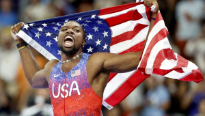 Noah Lyles, dos EUA, celebra após vencer a final dos 100 metros rasos