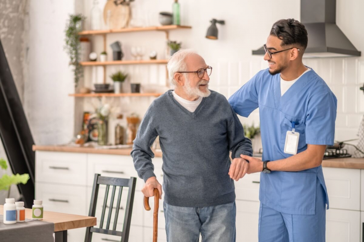 Benefícios de contratar um cuidador profissional para o seu familiar