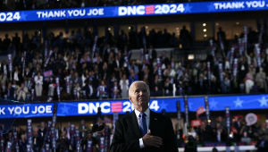 O presidente dos EUA, Joe Biden, sai do palco após fazer o discurso principal no primeiro dia da Convenção Nacional Democrata (DNC) no United Center em Chicago, Illinois, em 19 de agosto de 2024. A vice-presidente Kamala Harris aceitará formalmente a nomeação do partido para presidente na DNC que acontece de 19 a 22 de agosto em