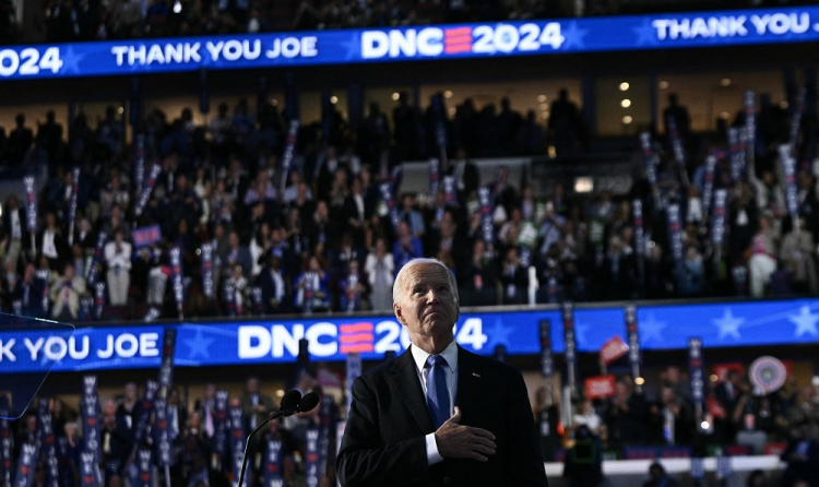 O presidente dos EUA, Joe Biden, sai do palco após fazer o discurso principal no primeiro dia da Convenção Nacional Democrata (DNC) no United Center em Chicago, Illinois, em 19 de agosto de 2024. A vice-presidente Kamala Harris aceitará formalmente a nomeação do partido para presidente na DNC que acontece de 19 a 22 de agosto em