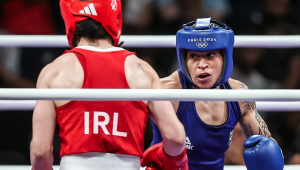 A atleta brasileira Bia Ferreira (de azul) em duelo contra a irlandesa Kellie Harrington na semifinal do peso-leve (até 60kg)