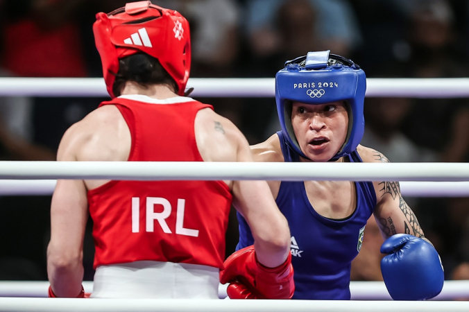 A atleta brasileira Bia Ferreira (de azul) em duelo contra a irlandesa Kellie Harrington na semifinal do peso-leve (até 60kg)