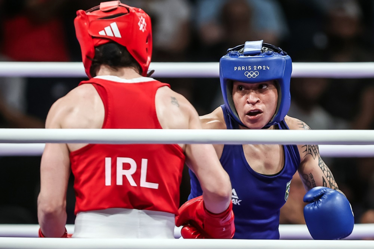 A atleta brasileira Bia Ferreira (de azul) em duelo contra a irlandesa Kellie Harrington na semifinal do peso-leve (até 60kg)