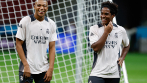 Os novos atacantes do Real Madrid, o francês Kylian Mbappé (esq.), e o brasileiro Endrick Felipe durante o treino da equipe nesta terça-feira em Varsóvia