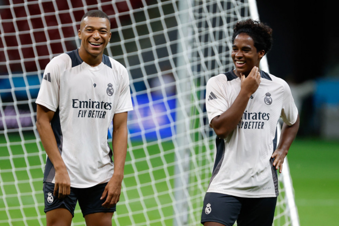 Os novos atacantes do Real Madrid, o francês Kylian Mbappé (esq.), e o brasileiro Endrick Felipe durante o treino da equipe nesta terça-feira em Varsóvia